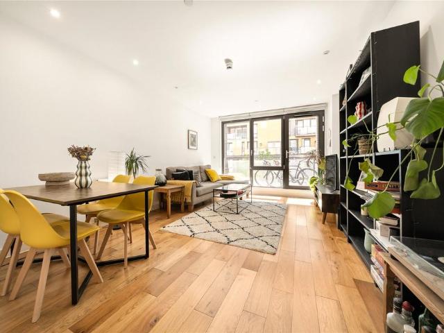 Flat for rent in Suttons Wharf, Mile End