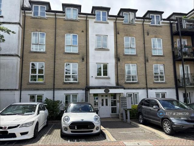 Flat for rent in Woking, Surrey