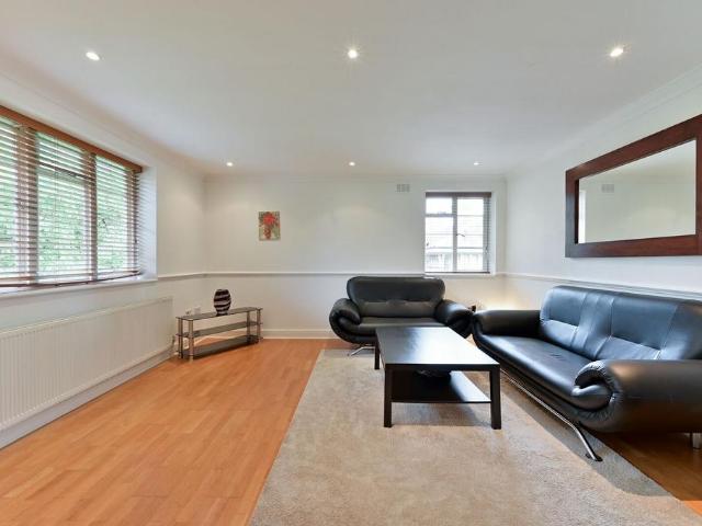 Flat for rent in Southfields, Greater London