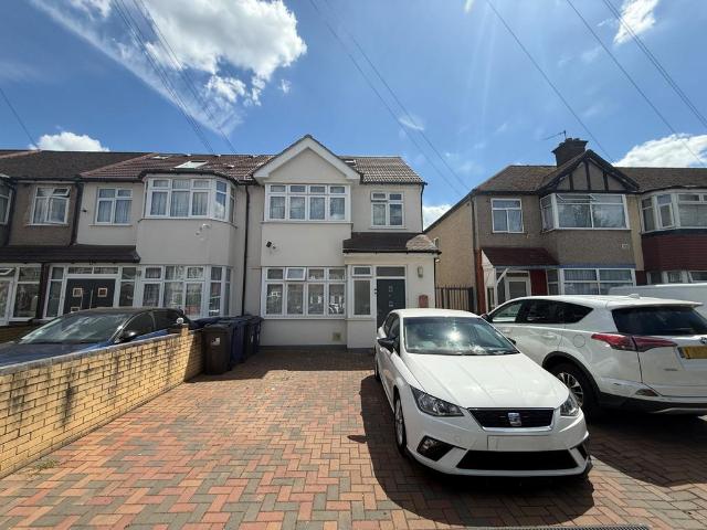 Flat for rent in London Borough of Ealing, Greater London