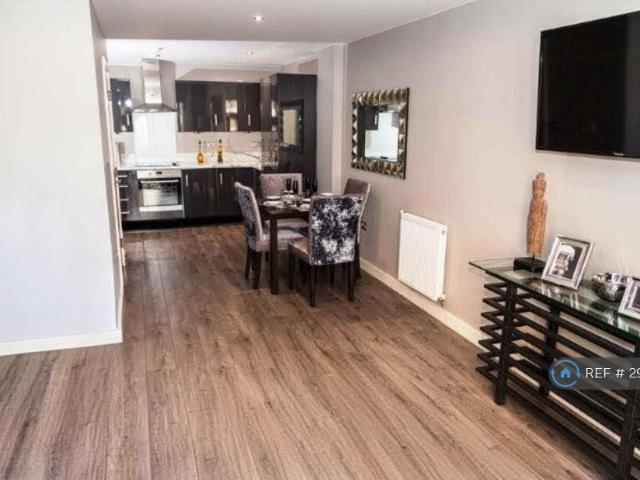 Flat for rent in Rush Green, Greater London