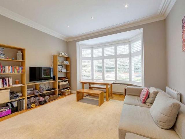 Apartment for rent in London Borough of Merton, Raynes Park