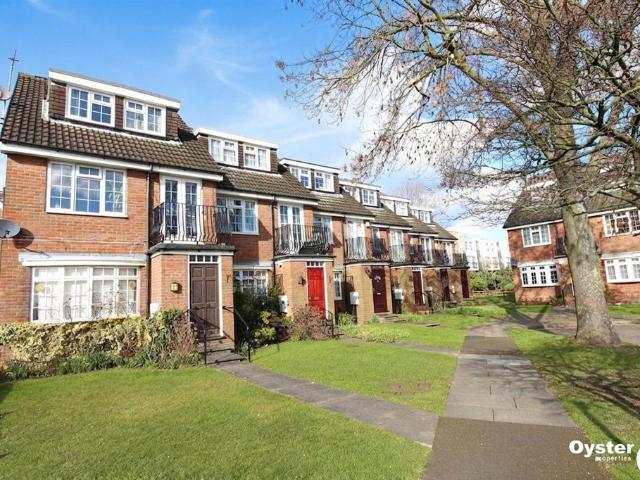Flat for rent in Little Stanmore, Greater London