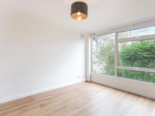 Apartment for rent in Blackhills, Surrey