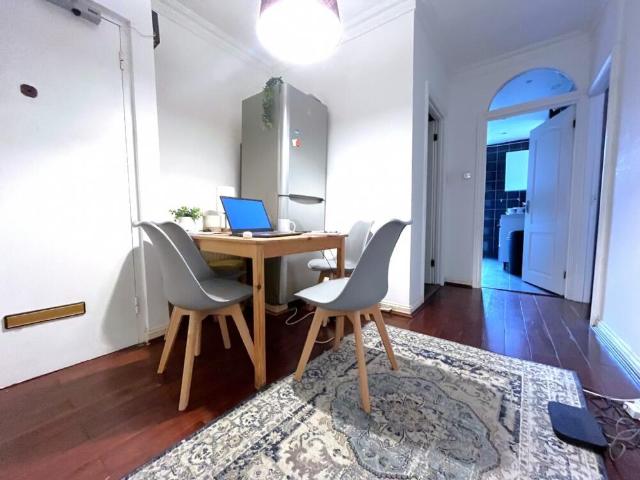 Flat for rent in St. John's Wood, Cat Hill