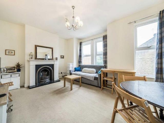 Apartment for rent in London Borough of Merton, Collier's Wood