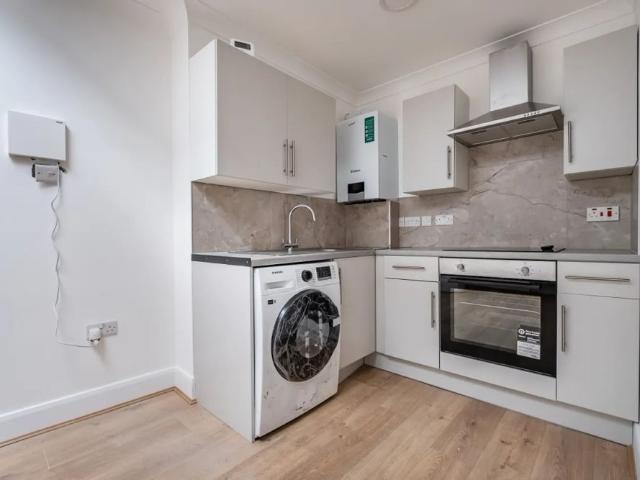 Apartment for rent in Queen's Park, Greater London