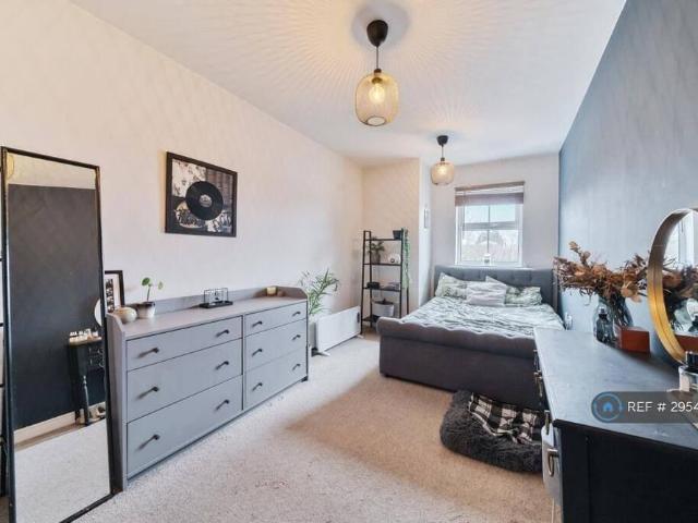 Apartment for rent in Roe Green, Salford