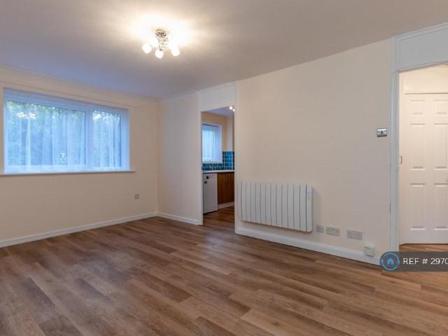 Flat for rent in Woodhall Farm, Pouchen End