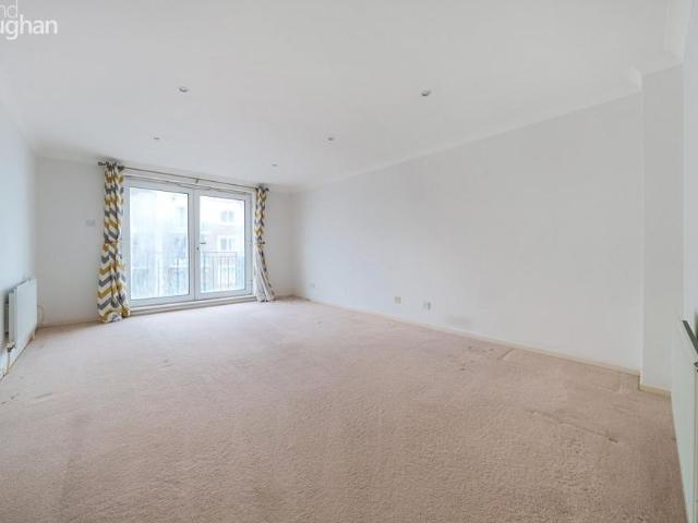 Apartment for rent in Roedean