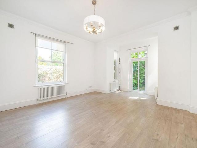 Apartment for rent in Blackhills, Surrey