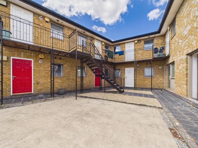 Flat for rent in Ewens Farm, Golden Valley
