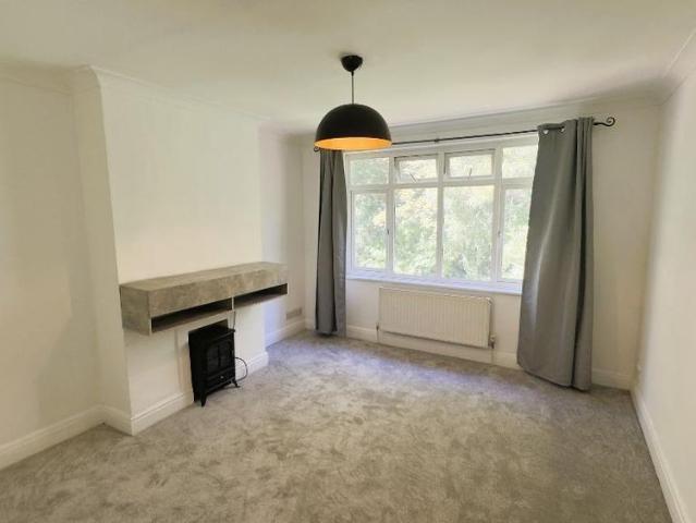 Apartment for rent in London Borough of Merton, Merton Park