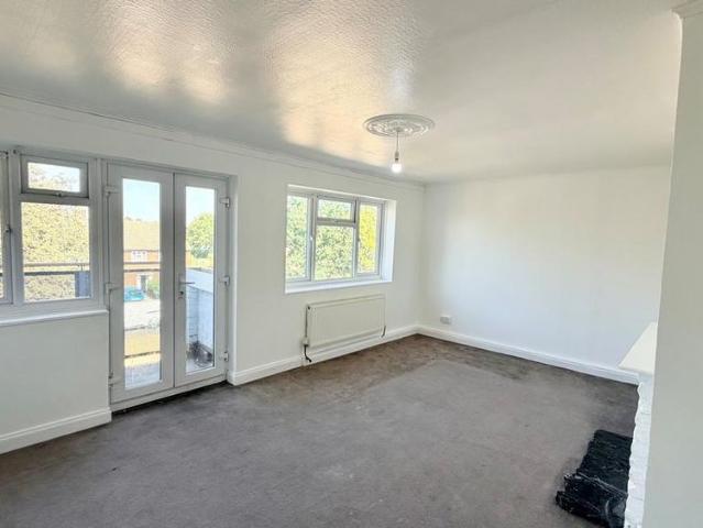 Apartment for rent in Elm Park, Greater London