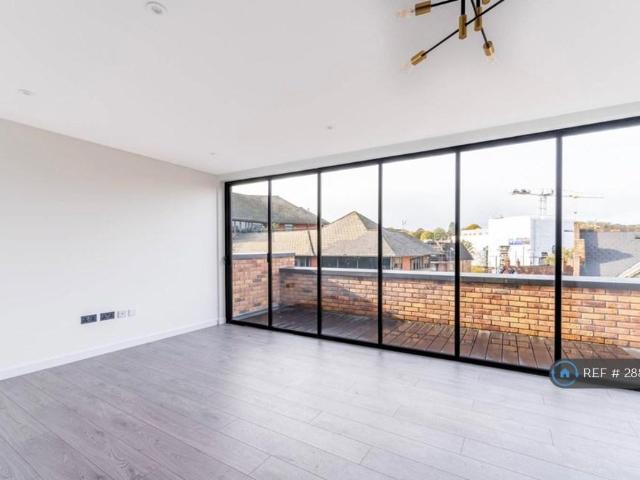 Flat for rent in London Borough of Croydon, Purley