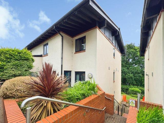 Flat for rent in Cefn Glas, Wales