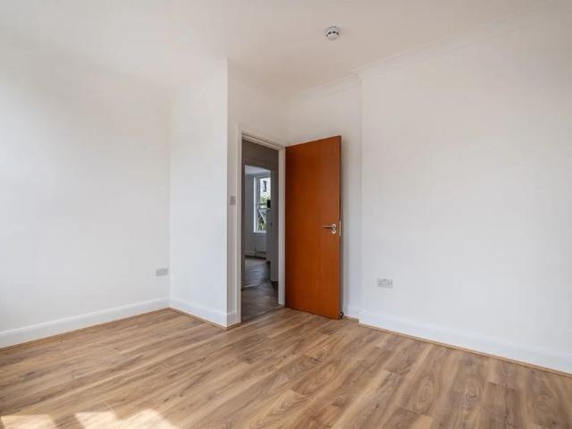 Apartment for rent in Queen's Park, Greater London