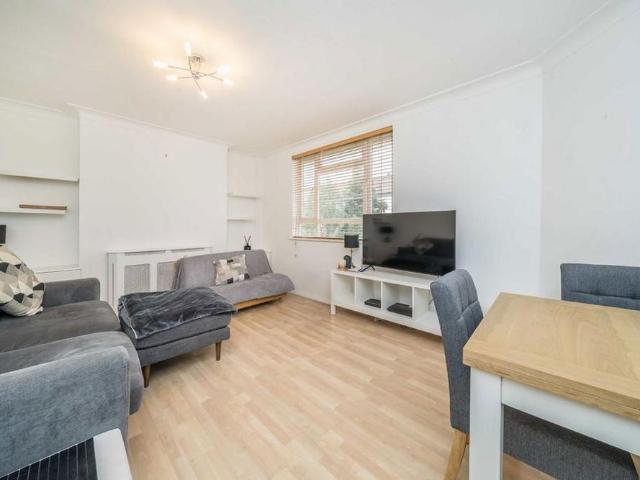 Apartment for rent in London Borough of Merton, Cat Hill