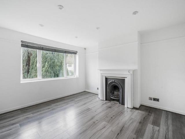 Apartment for rent in Elmstead, Greater London