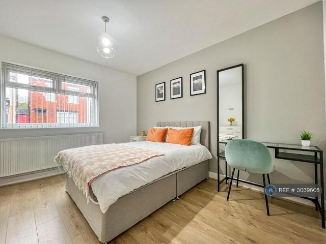 Flat for rent in Winton, Salford