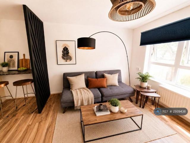 Apartment for rent in Poplar Grove, Greater London
