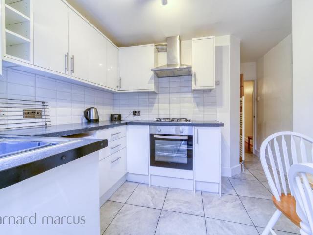 Flat for rent in Furzedown, Greater London