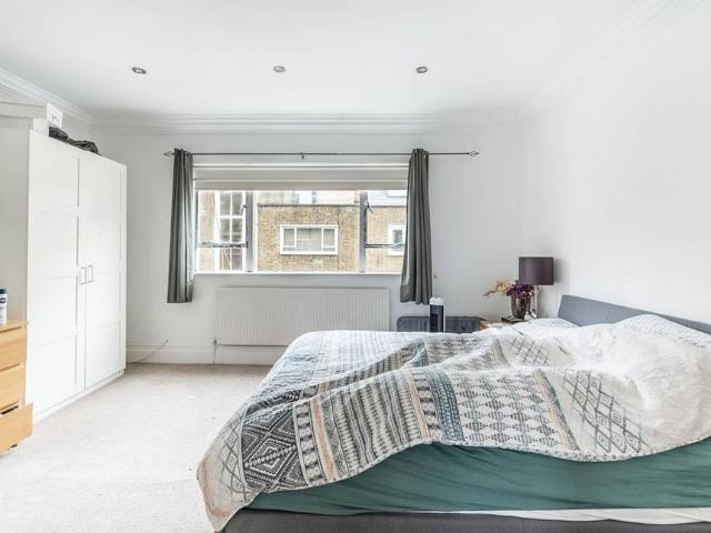 Flat for rent in Brompton, Greater London