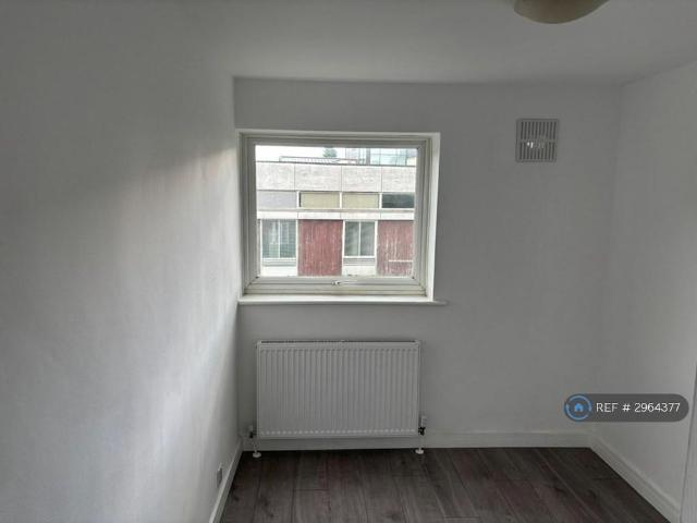 Apartment for rent in Ashlyns Estate, Pouchen End