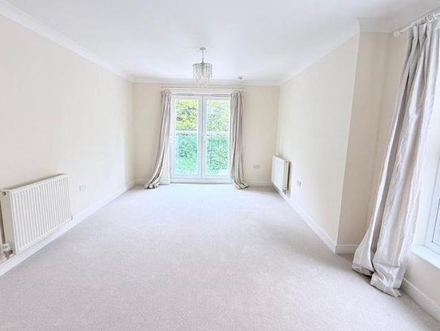 Apartment for rent in Pachesham Park, Surrey