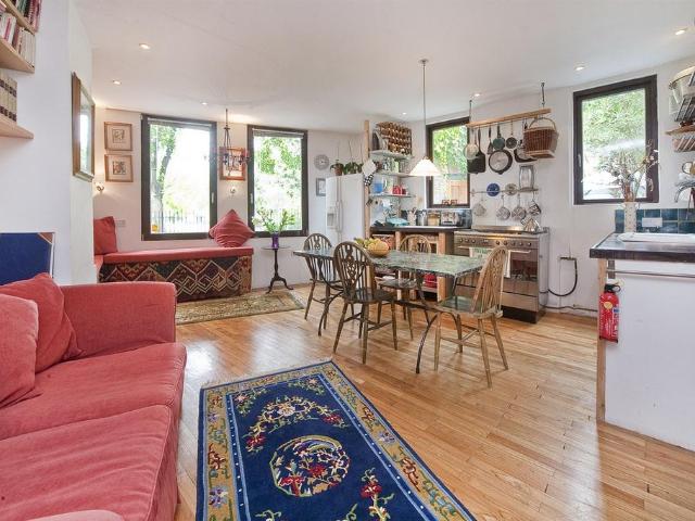 Flat for rent in Chalk Farm, Greater London