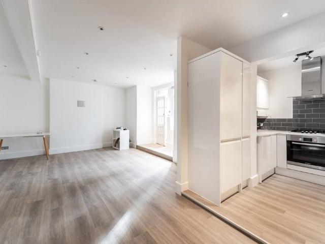 Flat for rent in London Borough of Ealing, Perivale
