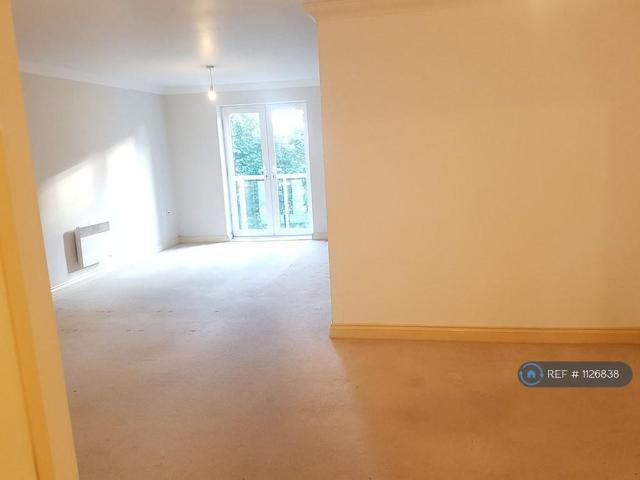 Apartment for rent in Woodcote Green, Greater London