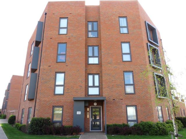 Flat for rent in London Borough of Hounslow, Cat Hill