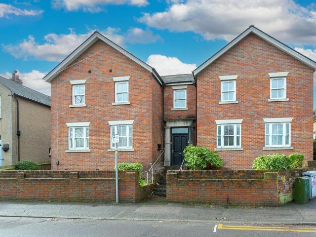 Flat for rent in Moorend, Pouchen End