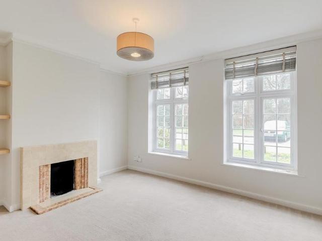 Apartment for rent in Blackhills, Surrey