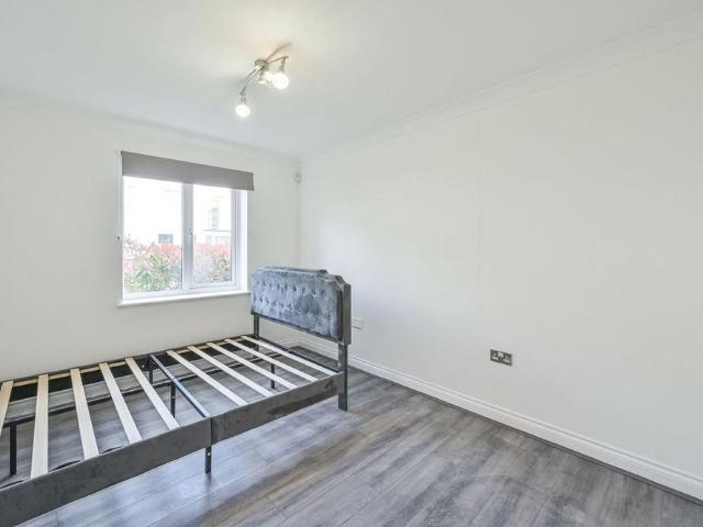 Apartment for rent in Fallow Corner, Greater London