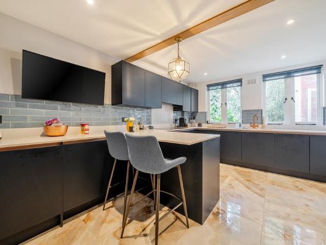 Flat for rent in Widmore Green, Greater London