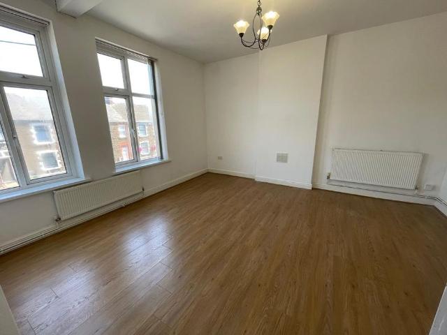 Apartment for rent in Clydach, Wales