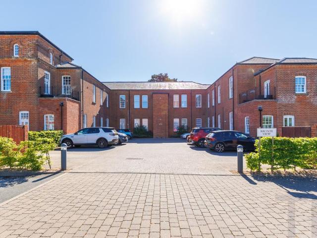 Flat for rent in Blackwater, Gatcombe
