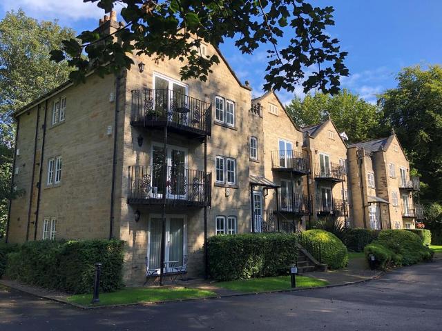 Flat for rent in Weetwood, West Yorkshire