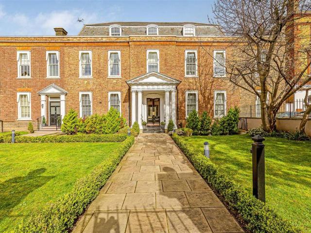 Flat for rent in Mortlake, Greater London