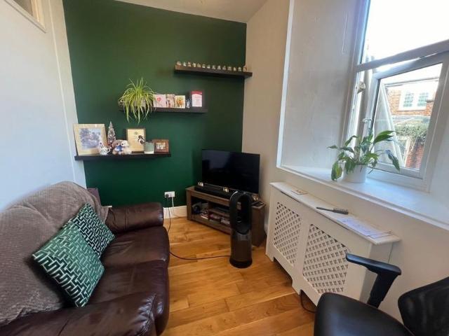 Apartment for rent in Row Town, Surrey