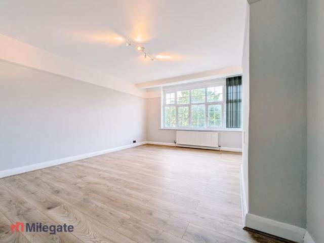 Apartment for rent in The Wrythe, Greater London