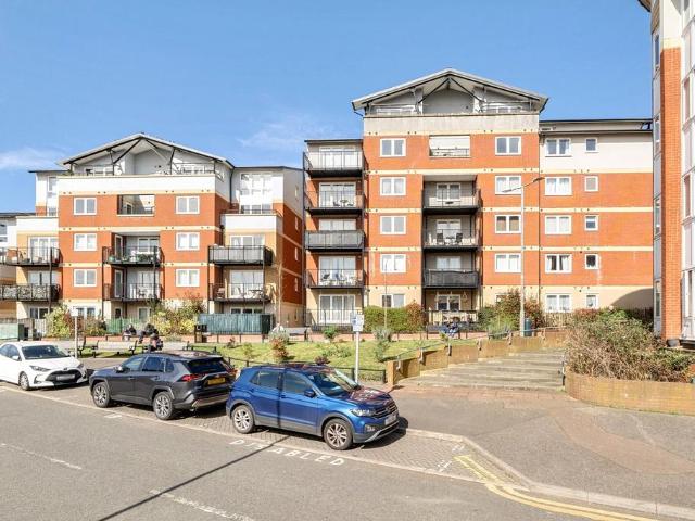 Flat for rent in Batchworth