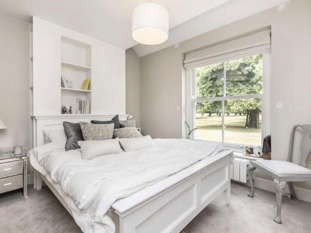 Apartment for rent in Blackhills, Surrey