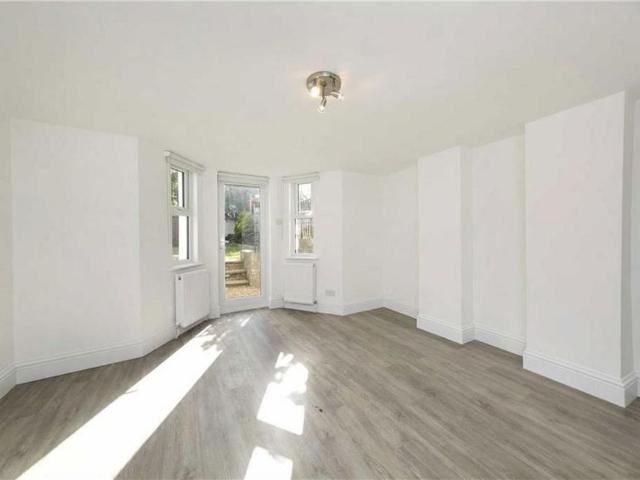 Apartment for rent in Strawberry Hill, Greater London