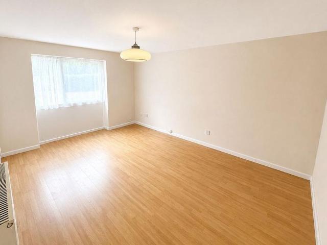 Apartment for rent in Woodhall Farm, Pouchen End
