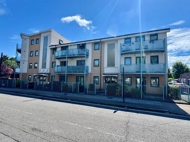 Flat for rent in Lane, Greater London