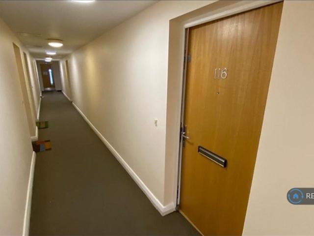 Flat for rent in Poplar Grove, Greater London