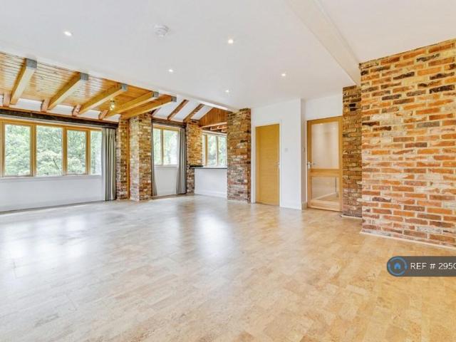 Flat for rent in Fole, Surrey